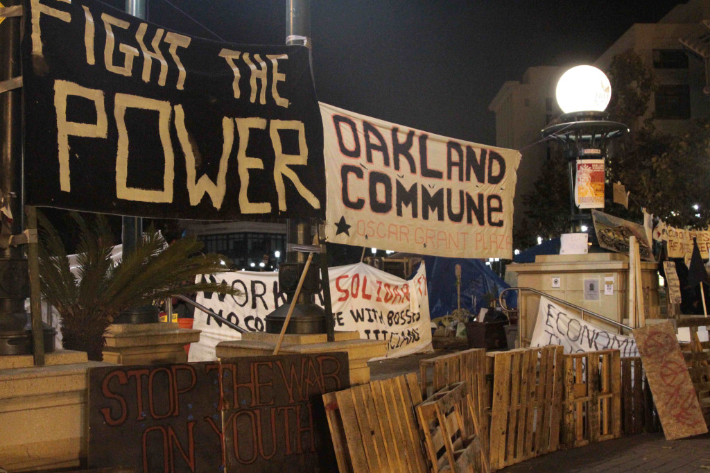 oakland-commune-barricade